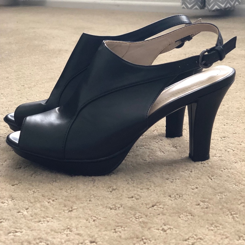 Peep toe 1.5 in heel. Black. Perfect for work